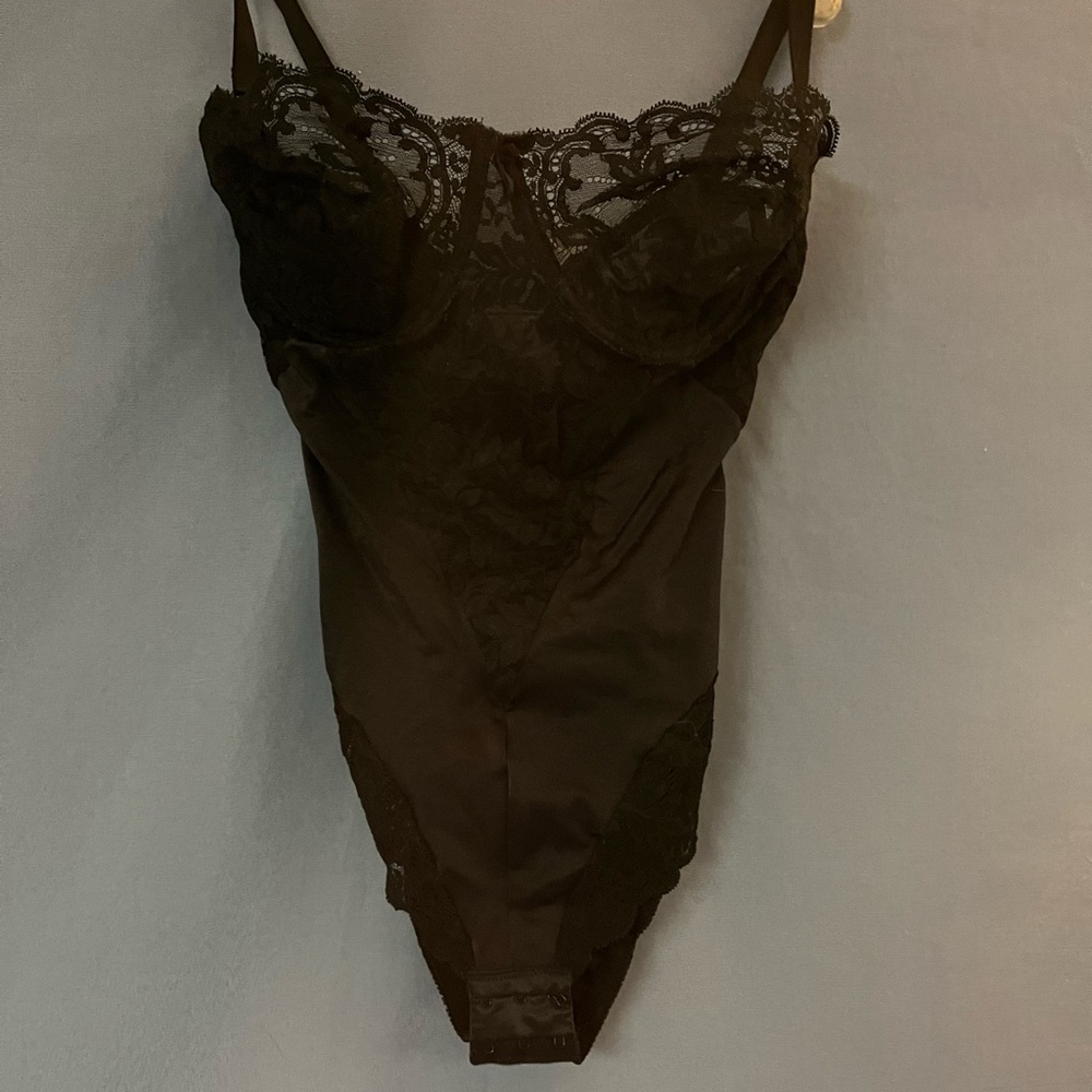 Chic Black Lace Underwire Bodysuit